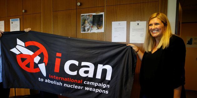 スイス・ジュネーブで、ノーベル平和賞の受賞が発表され、団体のロゴが入った横断幕を見せる反核団体「核兵器廃絶国際キャンペーン（ICAN）」のビアトリス・フィン事務局長＝2017年10月6日撮影