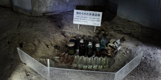 戦後、壕の入り口付近の地中で発見された200点あまりの医薬品の一部。当時の状況などから、必要に応じて戻ってまた使おうと、撤退時に一時的に隠したものと考えられている。72年前から一度も開封されていない、リンゲル、ヨードチンキ、軟こうの瓶＝2017年9月28日、沖縄県南風原町