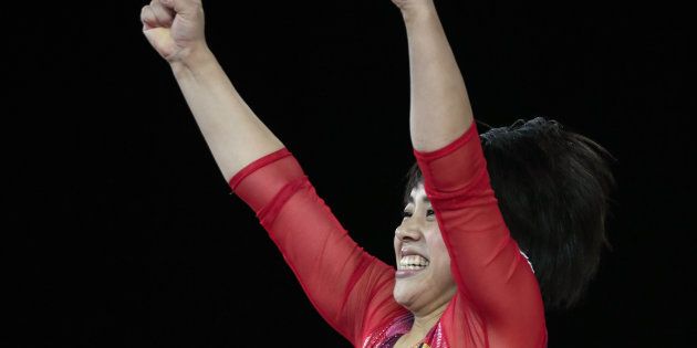 種目別決勝、女子ゆかの演技を終えてガッツポーズする村上茉愛＝８日、カナダ・モントリオール