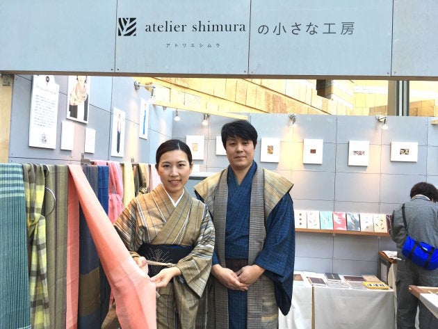 染織家で人間国宝の志村ふくみさんと、娘の志村洋子さんを継承するブランドのショップ「アトリエシムラの小さな工房」。手染めの糸で織ったストールなどを販売している。