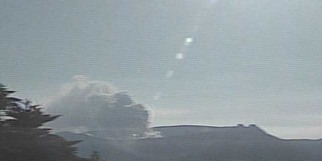 監視カメラが撮影した10月11日午前8時の新燃岳