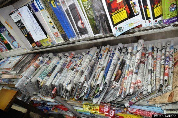 ニューデリーの書店に並ぶ新聞各紙。インドの地域言語など約20言語、計100種類の新聞をそろえているという＝12月8日