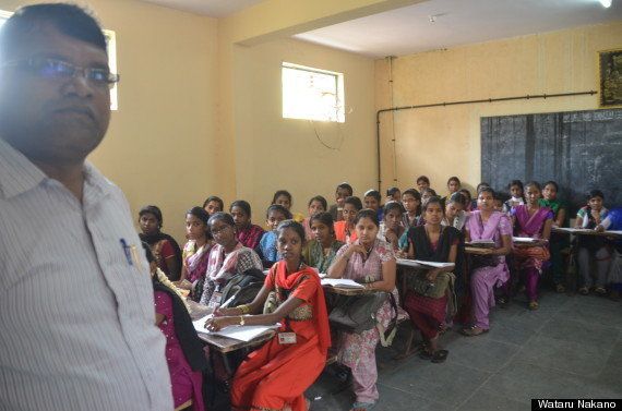パソコン理論の授業を受ける生徒たちと教師（左）＝12月11日、インド・バンガロール