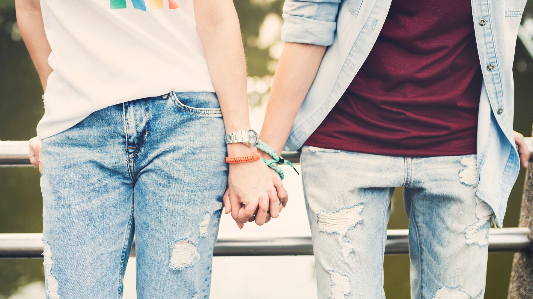 ゲイカップルが目の前で手をつないでいた その時あなたにできること ハフポスト Life