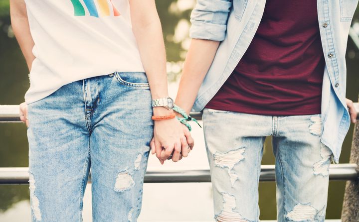 ゲイカップルが目の前で手をつないでいた その時あなたにできること ハフポスト Life