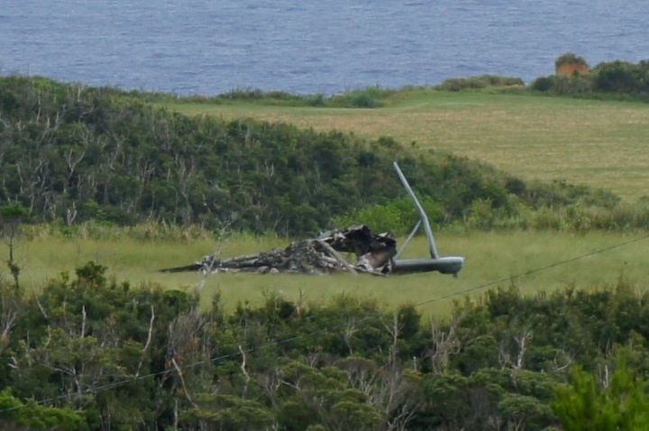 「墜落」したように見える米軍ヘリの残骸＝10月12日、沖縄県東村高江