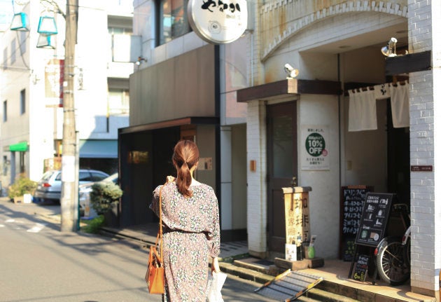 商店街の通りを一本入ると、珈琲屋さんやパン屋さんなどのお店が並ぶ。