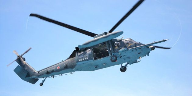 航空自衛隊浜松救難隊のヘリコプター「UH-60J」＝2017年8月4日、静岡市の清水港 