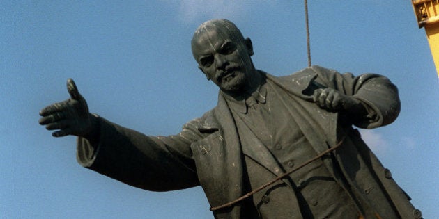 The statue of Russian Marxist revolutionary Vladimir Ilyich (Ulyanov) Lenin is dismantled 23 August 1991 in Vilnius, the capital of Lithuania as the government banned the Communist Party. Lithuania was annexed by the Soviet Union in 1940 and declared its independence in 1990. (Photo credit should read WOJTEK DRUSZCZ/AFP/GettyImages)