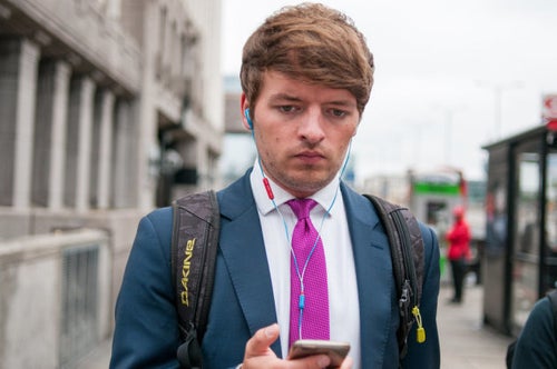 スマホに夢中になっている時の“ゾンビ顔”が怖すぎる（画像