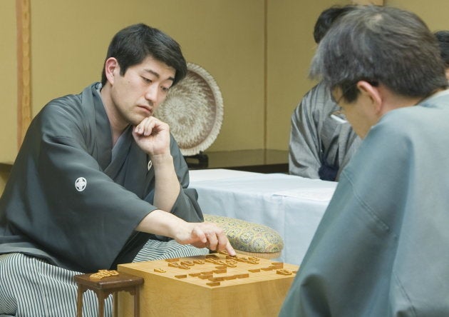 第７１期将棋名人戦七番勝負第１局で羽生善治三冠（手前）に勝利した森内俊之名人＝１０日、東京都文京区 撮影日：2013年04月10日