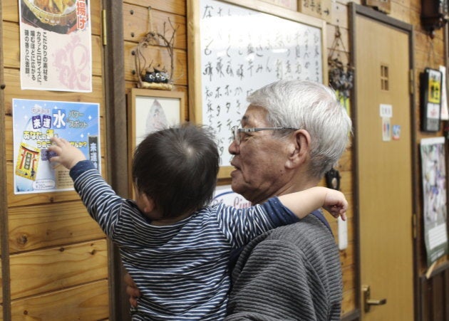 息子を抱っこする居酒屋の大将