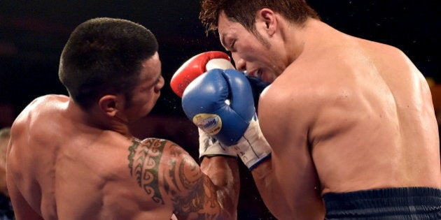 Boxers Ryota Murata (R) of Japan and Gunnar Jackson of New Zealand battle during their middleweight bout at the Thomas & Mack Center in Las Vegas, Nevada November 7, 2015. REUTERS/David Becker