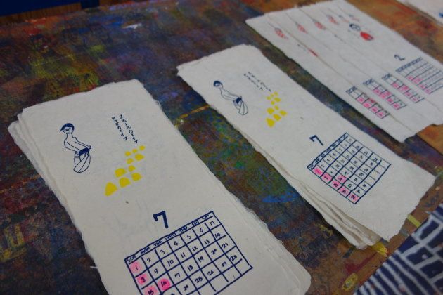 和紙・造形のアトリエはしょうぶ学園のカレンダー作りの大詰め作業の真っ只中