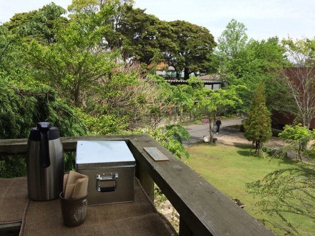 天気が良ければ、中庭に面したツリーハウスの屋外席でカフェのメニューを楽しめる