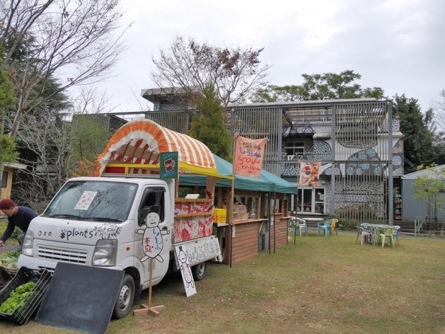 園庭で不定期に開催されるマルシェには、美味しいものと景観を求めて沢山の人が訪れる