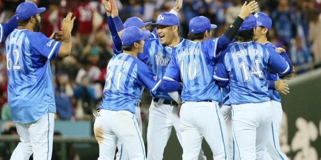 日本シリーズ進出を決め、喜ぶ筒香嘉智（中央）らＤｅＮＡナイン＝２４日、マツダスタジアム