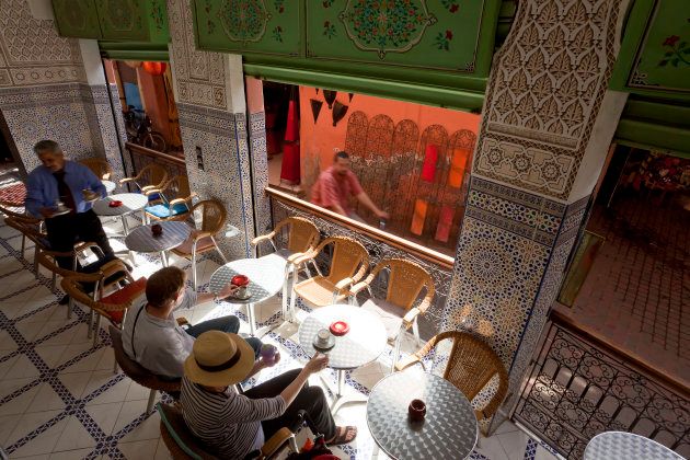 モロッコ・マラケシュの夜。カフェでお茶を楽しむ人々。