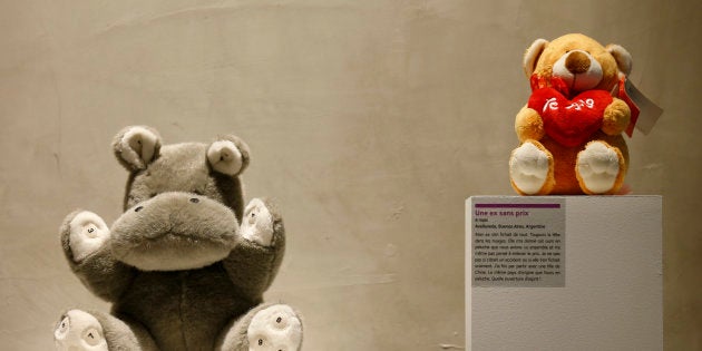 パリで開かれた「別れの博物館」で展示された、昔の彼女にもらったクマとカバのぬいぐるみ。