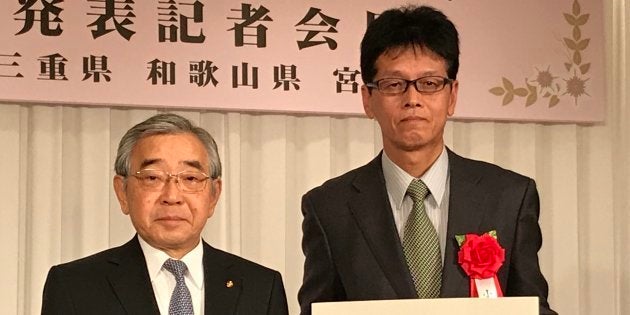 第5回「古代歴史文化賞」大賞を受賞した小畑弘己・熊本大教授（右）と溝口善兵衛・島根県知事。