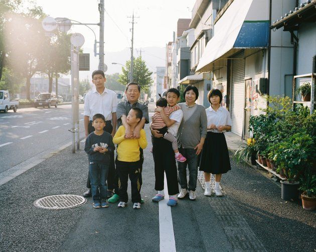 広島でファミリーホームをしている稲垣家。てんちゃんはお父さんが大好きで、撮影中もついついお父さんの方を見てしまう。
