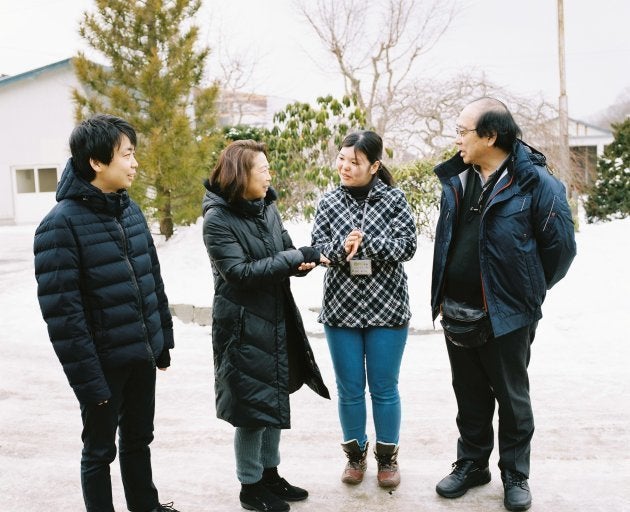 右から2人目の女性は、中学生の時に向谷地家にやってきた。向谷地家の娘さんはある日突然、通っていた中学校の先生に「この子はあなたのお家に行くそうだから一緒に帰りなさい」と言われて、ともに下校したそうだ。向谷地さんも"すごい里親"ではない。仕事が忙しい時には、近所の家に子どもを預けてご飯を食べさせてもらうことも。「うちって里親してたっけ?」と言うくらい肩の力が抜けた里親さんだ。