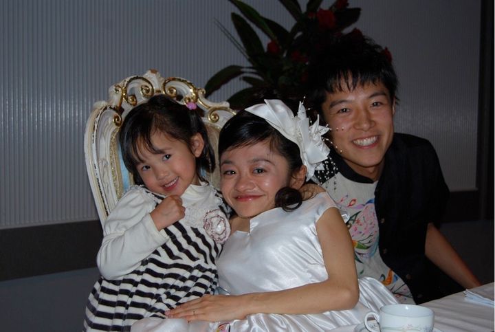 子どもが大好きな私は、自分の結婚式に、子どもをたくさん招待しました。2010年沖縄にて