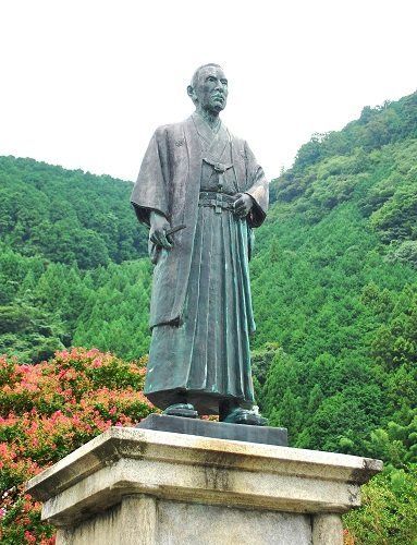 ●川上村に立つ土倉庄三郎の銅像