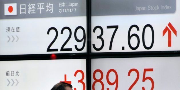 日経平均株価を示すモニター。11月7日の東京株式市場で、日経平均株価が2万2937円に。四半世紀ぶりの高水準となった。