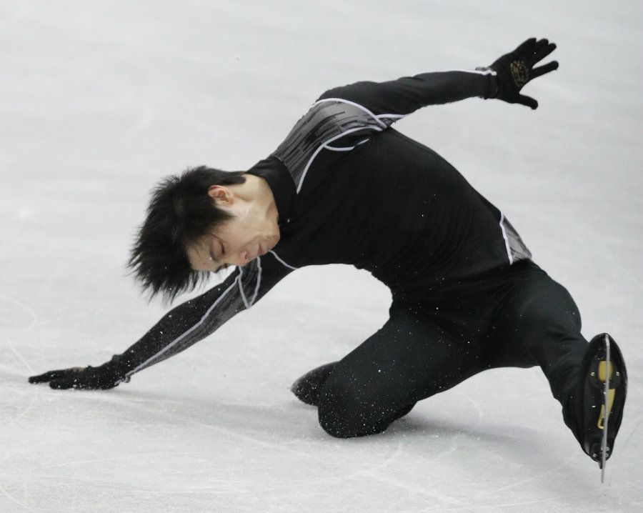 公式練習のジャンプの着氷でバランスを崩し、転倒する羽生結弦（ANA）＝9日、大阪市中央体育館 