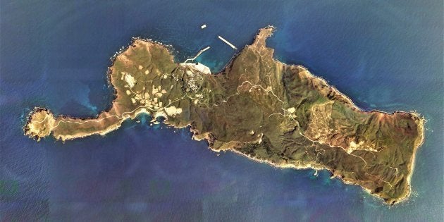 鹿児島県三島村の竹島の空中写真