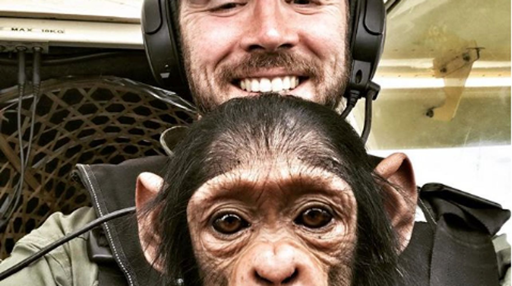 赤ちゃんチンパンジーは なぜ膝だっこで飛行機に乗ったのか パイロットからのメッセージが切ない ハフポスト Life