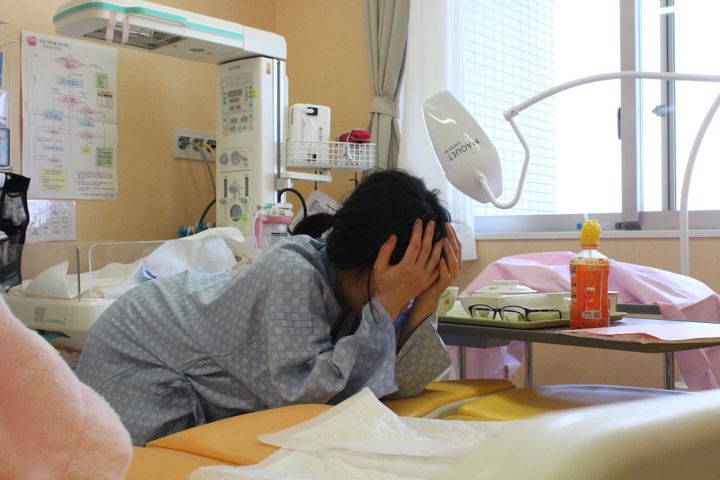 分娩室で陣痛に耐える妻。陣痛が初期の段階では医療スタッフが部屋を訪れるのは2‐3時間に一度くらい