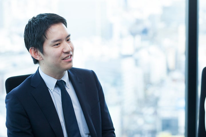 深澤 修一郎(ふかさわ・しゅういちろう)。2012年新卒入社。パートナー営業(代理店営業)部で、現在サイボウズで一番大きな代理店を担当。その傍ら、複業でサイボウズとお付き合いのあるパートナー企業にも勤務し、週1回常駐している