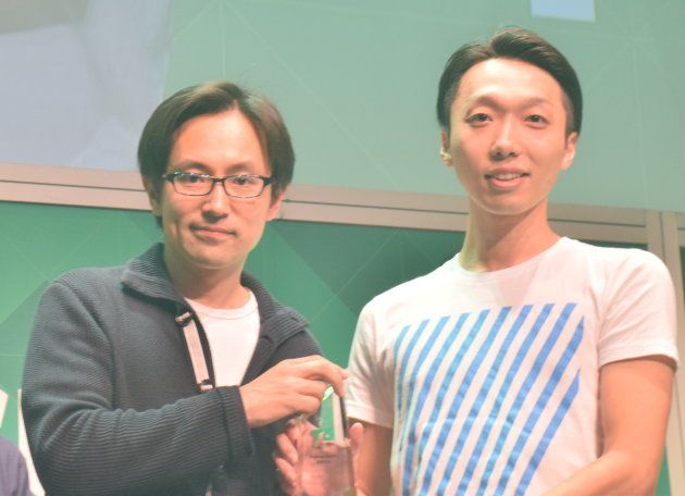 トロフィーを受け取る株式会社空の松村さん（右）と、TechCrunch日本版編集長の西村賢
