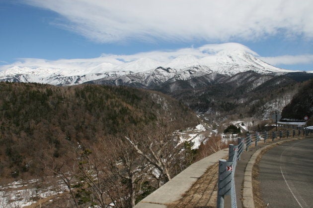 雪を抱いた知床連山（3月30日撮影）