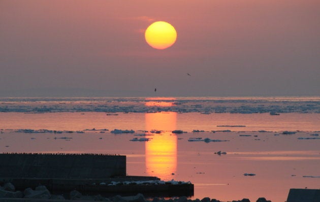 ウトロ漁港に沈む夕日。雄大な光景でした（3月28日撮影）