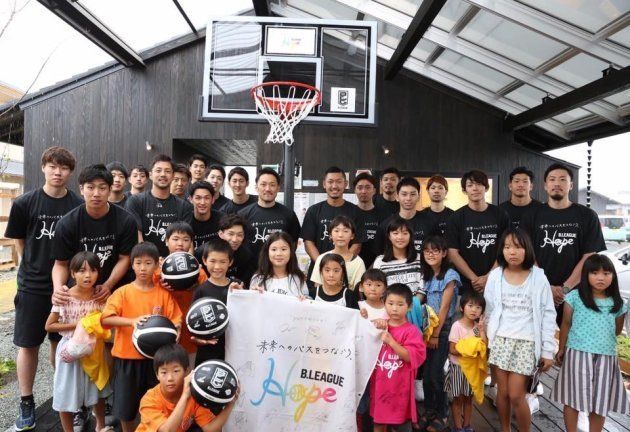 B.LEAGUEの社会貢献活動「B.LEAGUE Hope」では、2017年6月に熊本・益城テクノ仮設団地にバスケットゴールを寄贈している