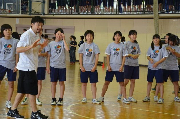 田臥選手は2012年6月に宮城県塩釜市を訪問。バスケットボールを通じて、中学生たちと交流した