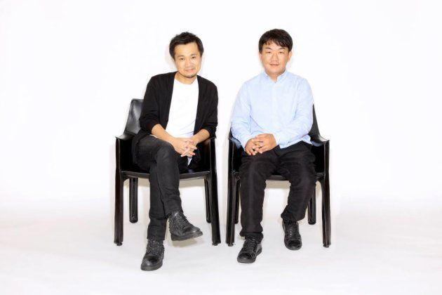 左からバンク代表取締役兼CEOの光本勇介氏、DMM.com代表取締役社長の片桐孝憲氏