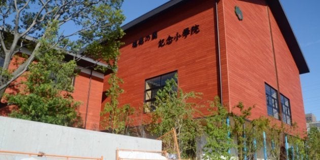 学校法人「森友学園」が大阪府豊中市の国有地を取得して開設を目指していた小学校の建物=10月8日撮影