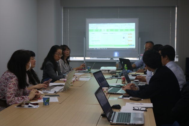 サバイバーの人たち(写真左側)と日本対がん協会の打ち合わせ=東京・銀座