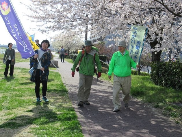 がんサバイバー支援のウォークで、新潟市内を歩く垣添忠生・日本対がん協会会長(中央)=4月13日