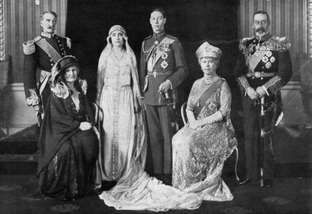 エリザベス・ボーズ＝ライアンとアルバート皇太子（中央）の結婚式