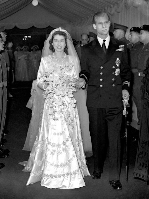 結婚式の後、ウェストミンスター寺院を出るエリザベス王女とフィリップ・マウントバッテンさん。1947年。