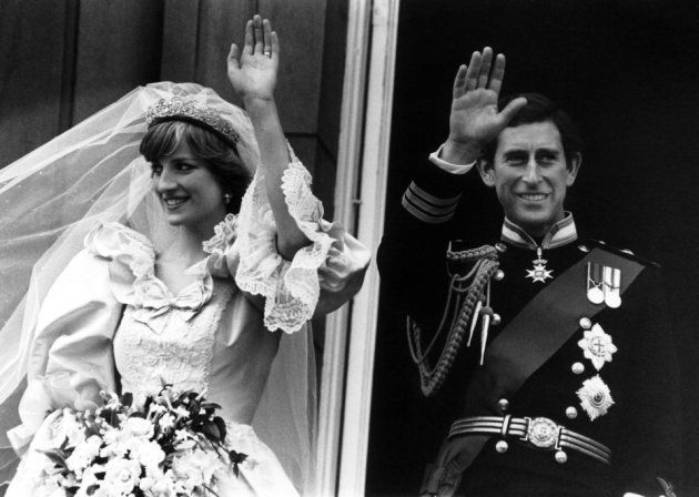 バッキンガム宮殿のバルコニーから手を振るダイアナさんとチャールズ皇太子