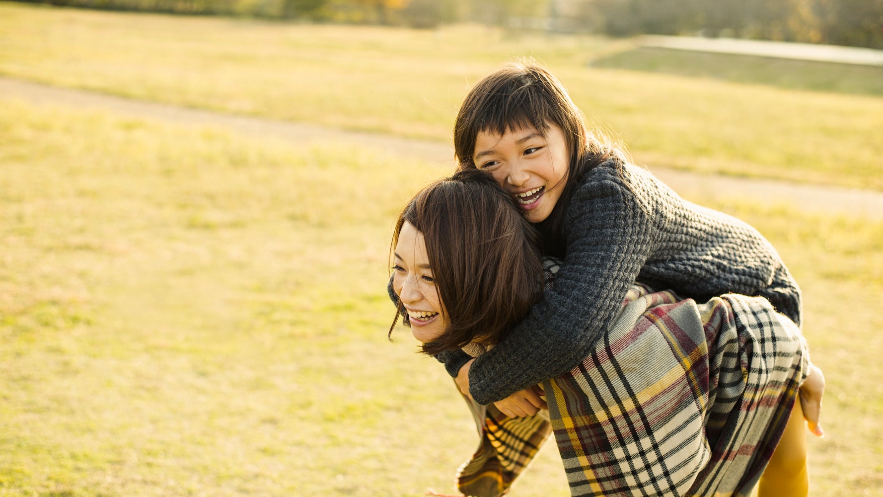 おんぶ と だっこ の社会学 人間 から 世間 という社会へ 研究員の眼 ハフポスト Life