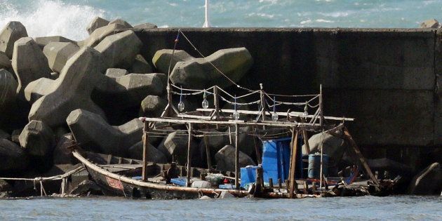 （参考写真）防波堤に係留されていた木造船。国籍不明の男性８人が乗って来たとみられる＝２４日、秋田県由利本荘市 撮影日：2017年11月24日