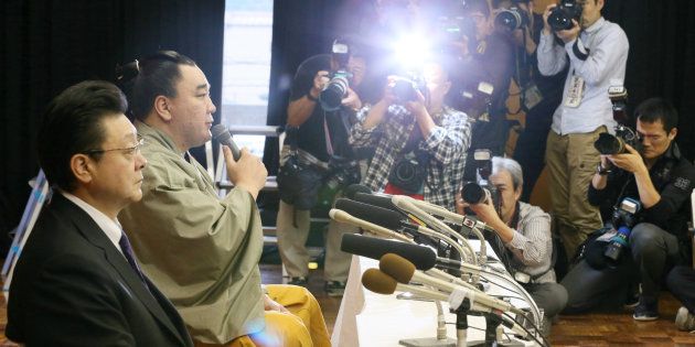 引退記者会見をする横綱日馬富士関（手前から２人目）。手前は師匠の伊勢ケ浜親方（元横綱旭富士）＝２９日、福岡県太宰府市 