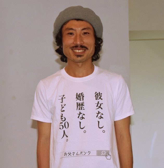 お父さんバンクのオリジナルTシャツを着る来世さん